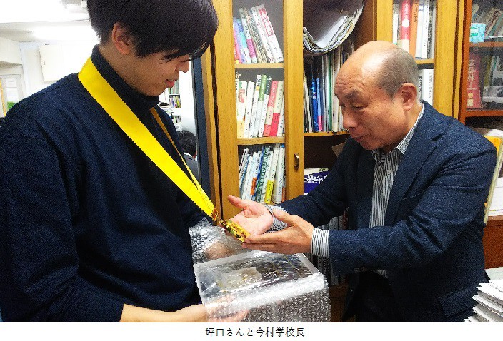 技能五輪優勝報告のためファッションアクセサリー科OBの坪口さんが来校されました！